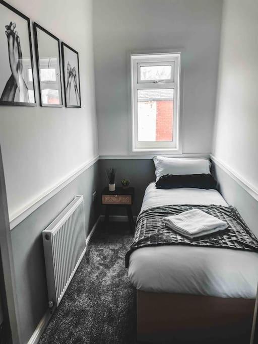 Comfortable Home In Bolton Farnworth Екстериор снимка