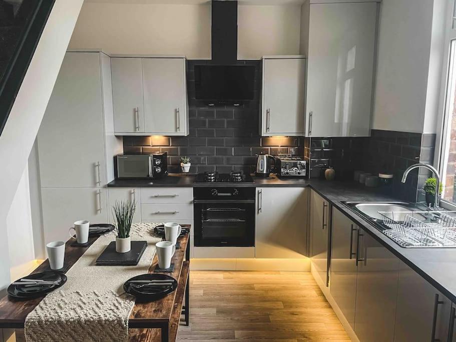 Comfortable Home In Bolton Farnworth Екстериор снимка